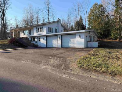 705 W Baraga Ave