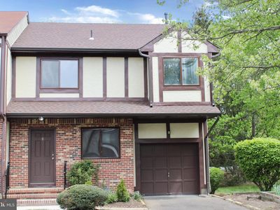 8 Essex Ln