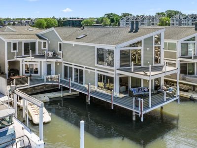 24 Harbor Isle Dr