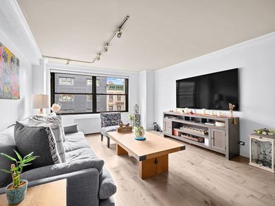 225 E 57th St APT 5S