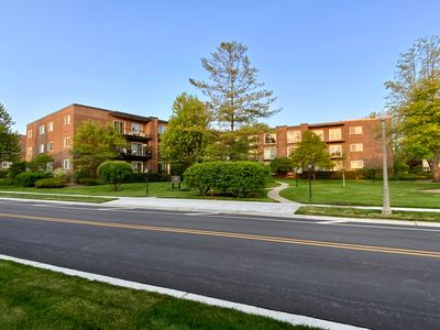 Property at 1290 N Western Ave APT 103, Lake Forest, IL