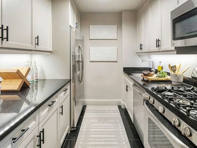 155 W 68th St APT 716