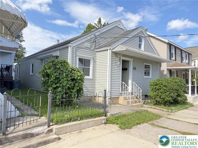 8 E Holland St