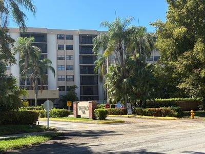 900 NE 195th St APT 702