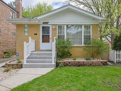 8711 Hamlin Ave