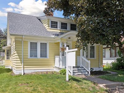387 Cretin Ave S