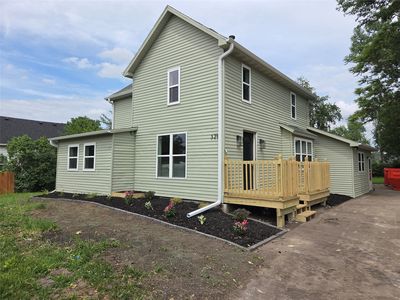 325 SW School St