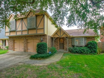 4520 Chateau Dr