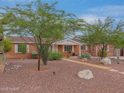 2725 E La Cienega Dr