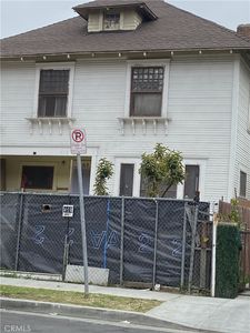 418 E 40th Pl
