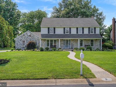 8 Lombardy Dr