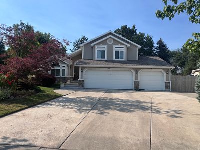 944 E Bernay Cir