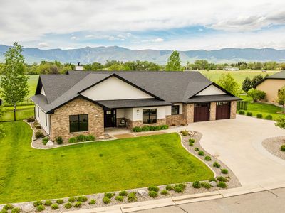 4 Thunderbird Dr