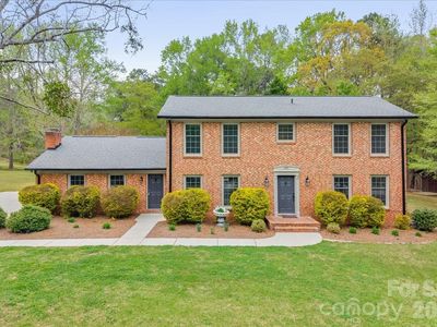207 Williamsburg Ln