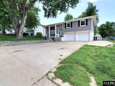 1605 N 106th St