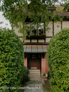 8 Hartwell Avenue