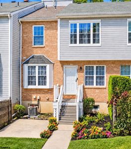 4877 Hawthorne Ln #4877