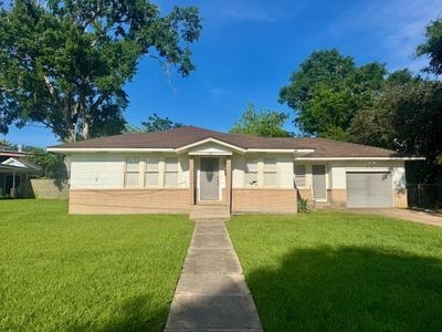 Property at 913 Fowlkes St, Sealy, TX