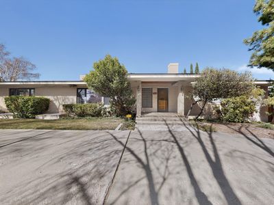 525 Sierra Dr SE