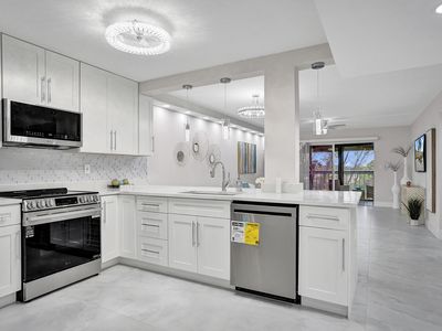 7146 HUNTINGTON Lane #402