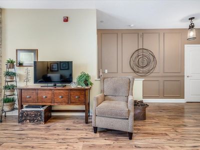 17 Roundabout Way UNIT 2