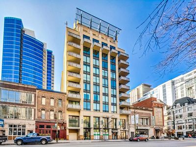 744 N Clark St APT 1005