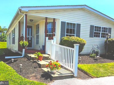 12 Longwood Ct W