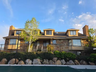 1094 E Loch Lomond Way