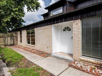 411 S Austin St