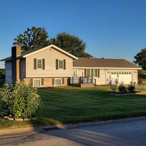 Property at 806 Lake Manor Dr, Trenton, MO