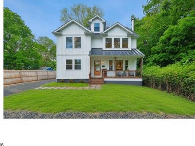 149 E Montrose Ave