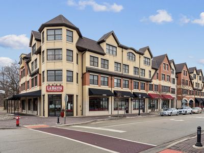10 E Burlington St #2J