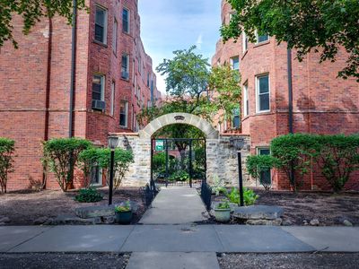 4124 N Kedvale Ave APT 200