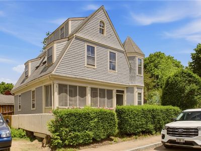 4 Dresser St