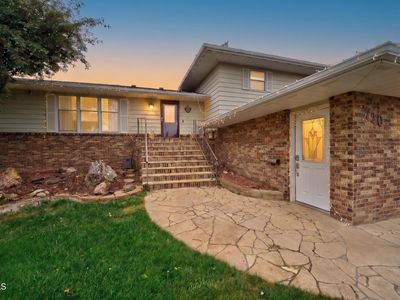 720 11th St W