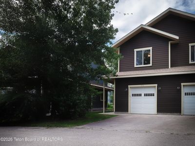 370 Forest View Dr