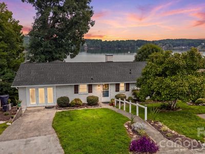 220 Lakeshore Ln