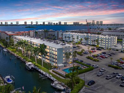 109 Paradise Harbour Boulevard #211