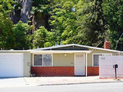 704 Galopago St