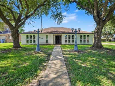 8319 Crestwood Dr
