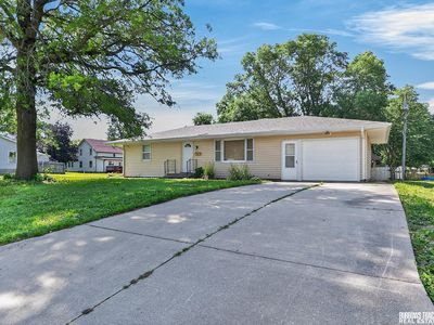417 W F St