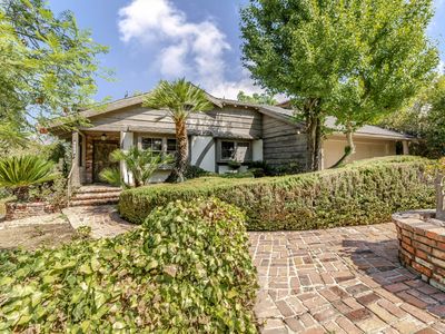 3852 Eureka Dr