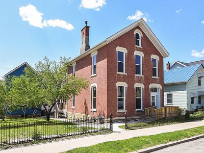 2401 Queen St