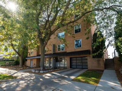 2121 North Cambridge AVENUE UNIT 106