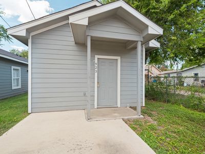 923 S SAN JOAQUIN AVE