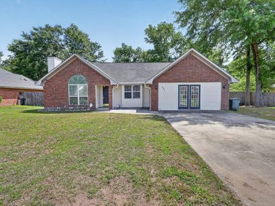 884 Darrow Ln
