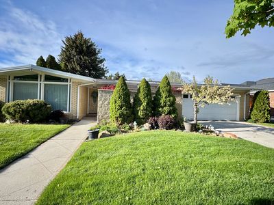 159 E Main St