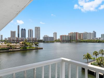 4000 NE 169th St APT 607