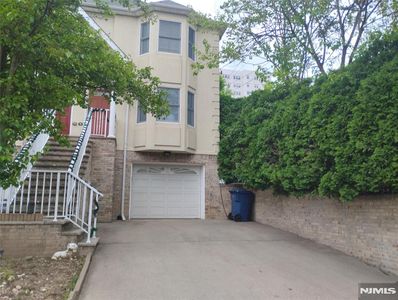277 3rd St