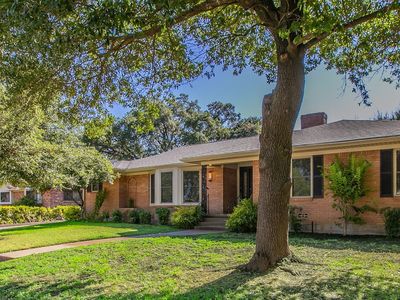 5220 Lake Charles Dr